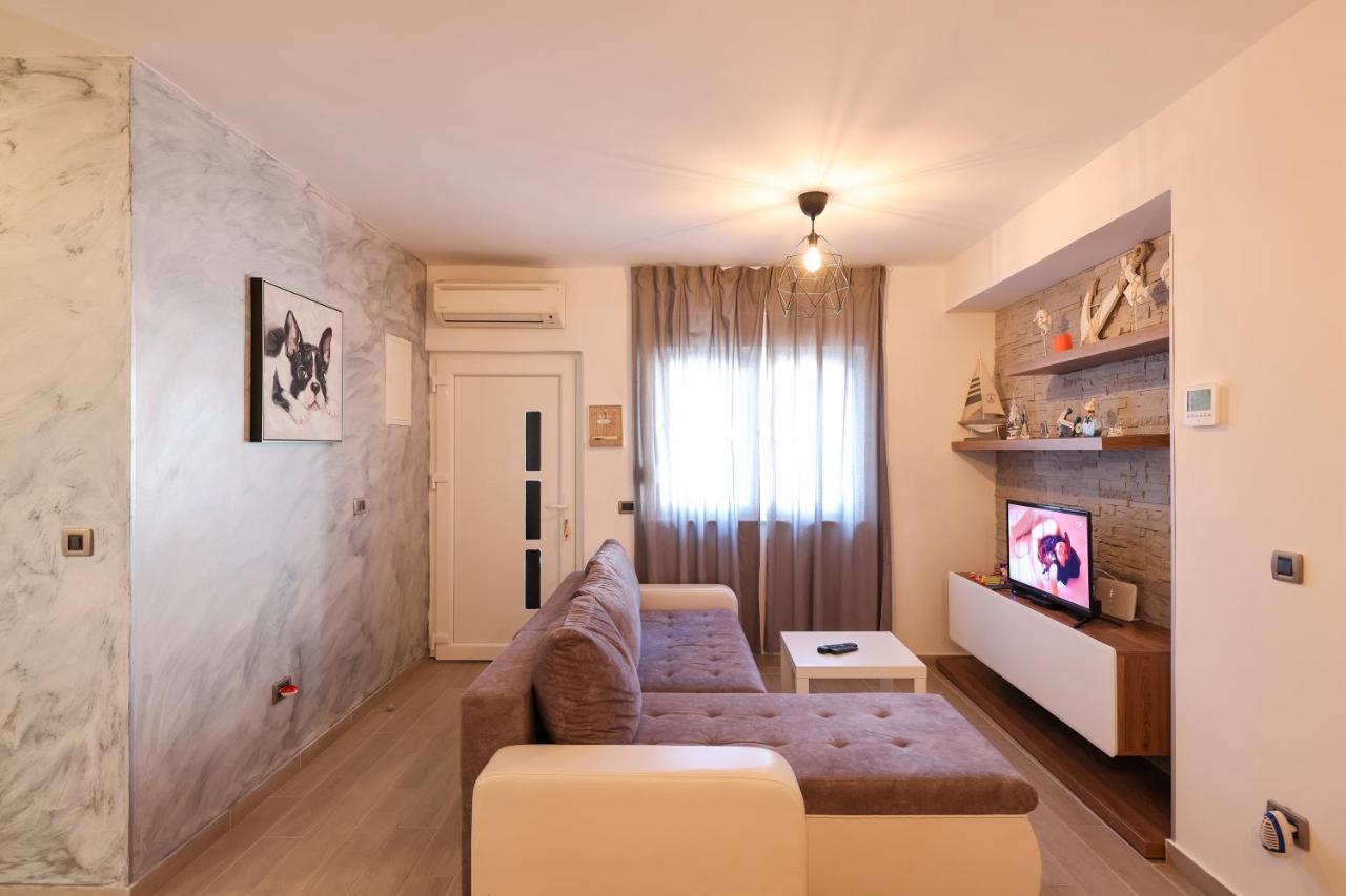 Coco Apartment Pirovac Exterior photo
